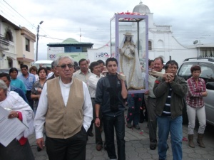 Procesión en Llano Chico, en la festividad ofrecida por los tabacundeños residentes en Quito, 2012